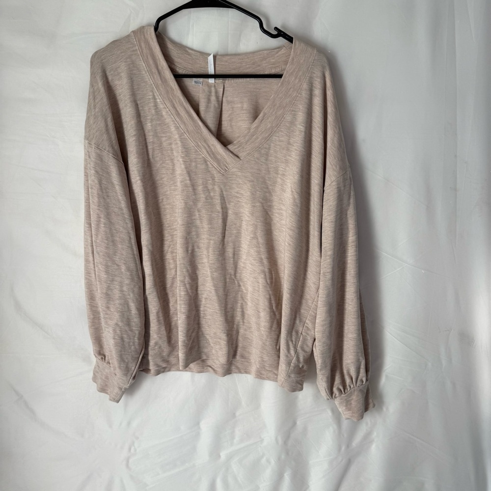 TravisMathew Women’s Beige V-Neck Long Sleeve Top Medium Soft Casual - Picture 3 of 6